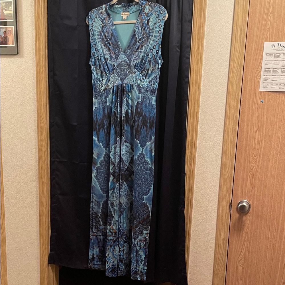 Women’s sleeveless World Unity maxi dress, size M
